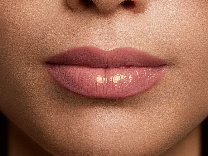 Rossetto Color Riche Shine 642 MLBB Applicazione Pelle Media
